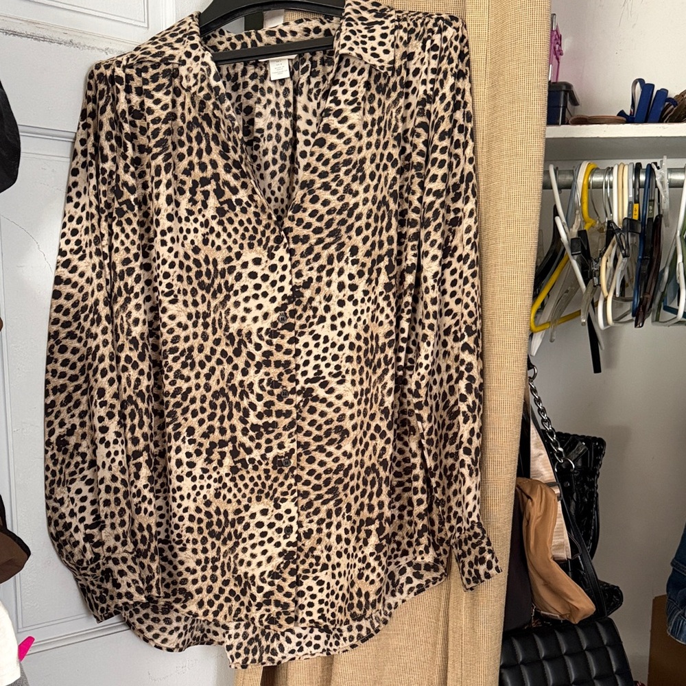 H&M silky leopard high low button down size L